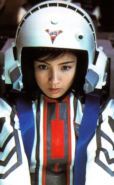 #名人 吉本多香美（ヨシモト タカミ）是一名日本女演员，1971年10月13日出生于日本埼玉县大宫市，独协大学外国语学部法语专业毕业