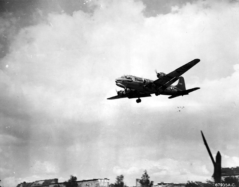 一架道格拉斯 C-54 Skymaster在柏林上空投下糖果，时期： 1948/49年