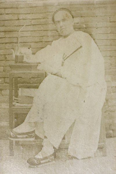 1889-1891年北京，一个欧洲人，拿着烟斗和茶壶