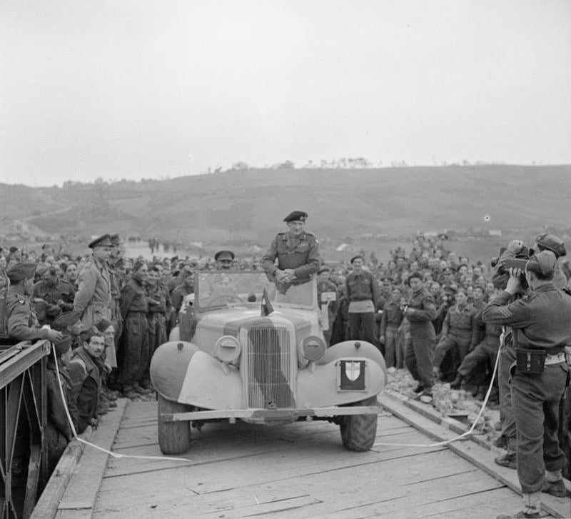 1943年，意大利，英国第八集团军司令 #人物 伯纳德·蒙哥马利将军（英国陆军元帅，第二次世界大战中著名的军事指挥官） 在建造这座桥的皇家工兵的欢呼下，驱车驶过横跨桑格罗河的贝利桥