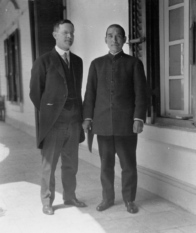 1918年，在广州的舍伍德﹒艾迪和孙中山合影