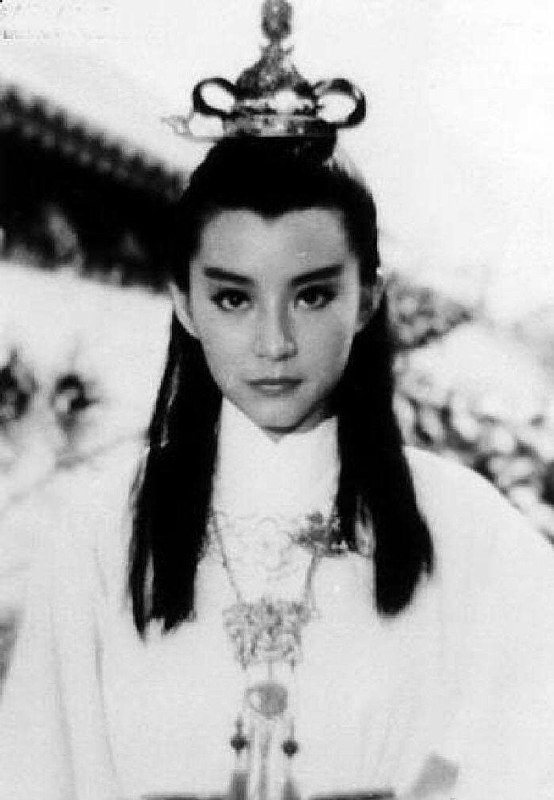 1977年，#名人 林青霞第一次在电影中反串，在邵氏电影《金玉良缘红楼梦》中饰演贾宝玉一角，那年她23岁