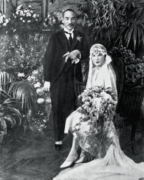 1927 年 12 月 1 日蒋介石与宋美龄在上海举行婚礼