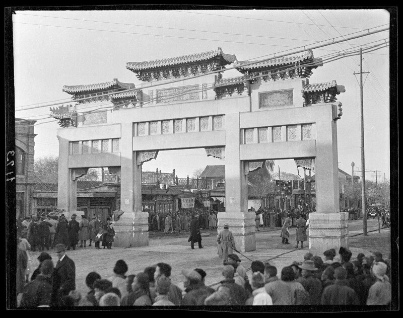 1918年，拆毁克林德牌坊中国北京，一战结束的1918年11月12日晚，随着德国在一战中战败，法国兵将该牌楼匾额取下，想将其拆毁