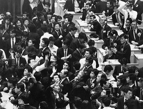 1987年1月30日，日本平均股价首次突破2万日元大关，东京证券交易所一片红火