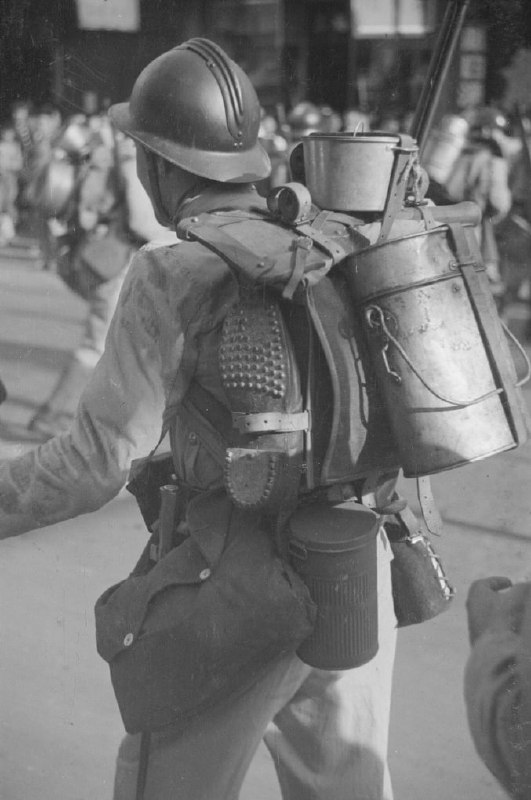 1937年，上海，法国士兵携带的工具包，包括炊具和平底鞋