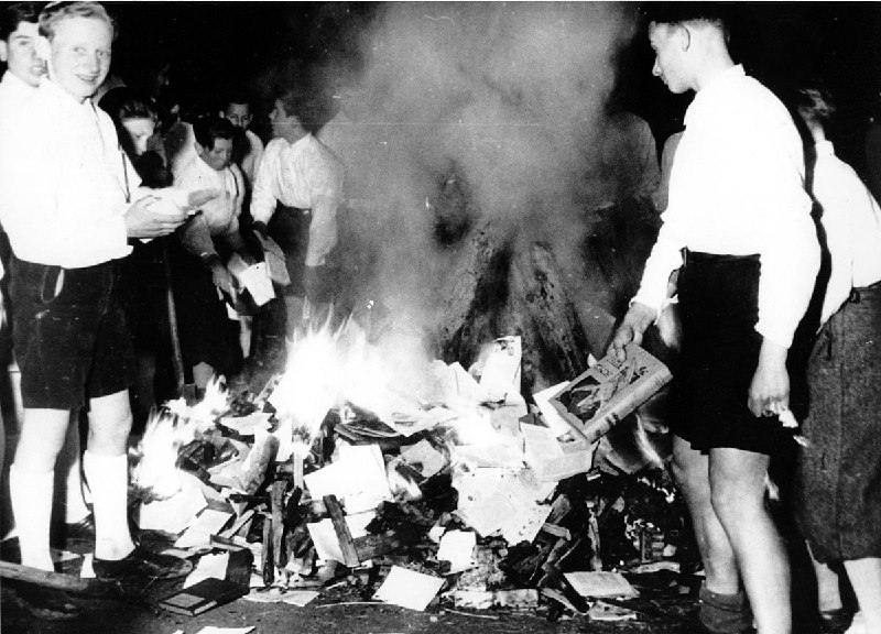 1938年4月30日，纳粹青年团成员参与了在奥地利萨尔茨堡的一场烧书活动，这是纳粹德国中常见的一种公开焚烧书籍的活动