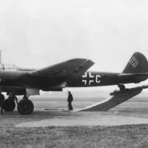 #武器 Junkers Ju 88（Ju 88轰炸机；俯冲轰炸机）容克斯Ju 88是第二次世界大战时纳粹德国空军所使用的双活塞式引擎中型军用机，从1939年开始服役到1945年
