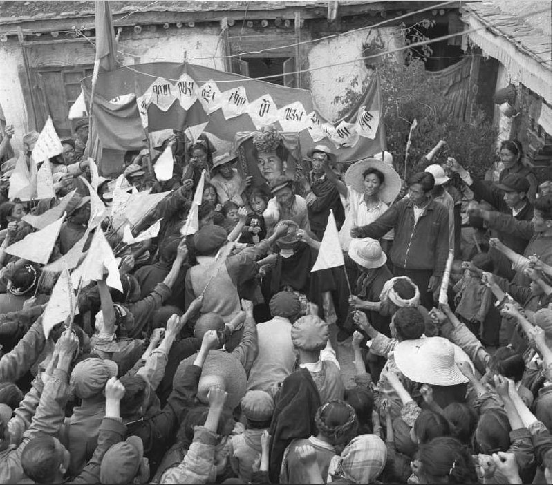 拉萨，1966 年 8 月，这位低着头、弯下躯干的女子是桑丁·多杰·法格莫（Samding Dorje Phagmo），她是西藏所有转世女喇嘛中最著名的