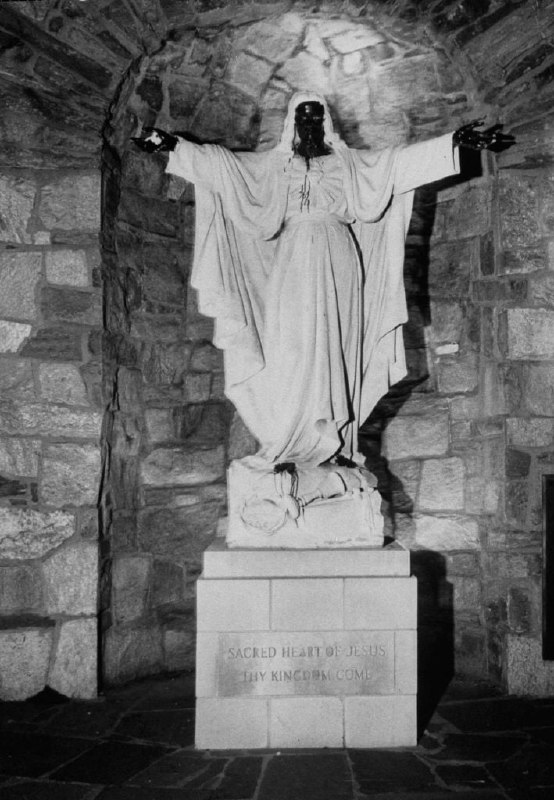 骚乱期间，耶稣基督的雕像被涂上了棕色油漆