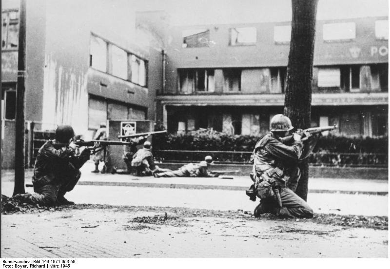 1945年3月29日，展示了美国第7军第44师的士兵在德国曼海姆（Mannheim）激烈作战的场景