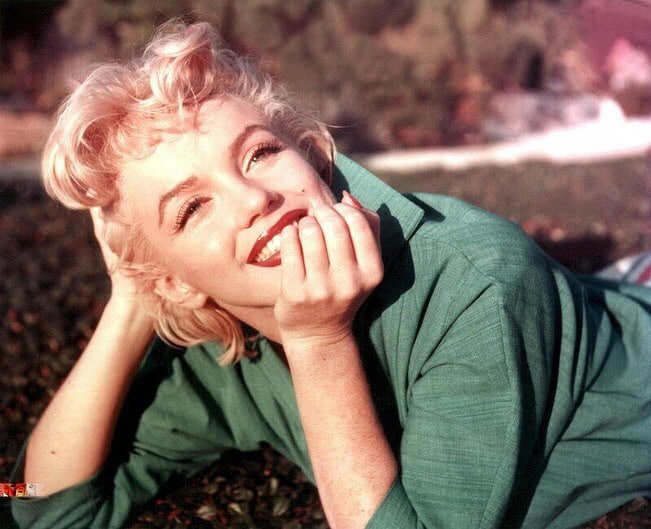 1954年，玛丽莲 梦露（Marilyn Monroe）在哈里克罗克位于棕榈泉的别墅花园里拍照