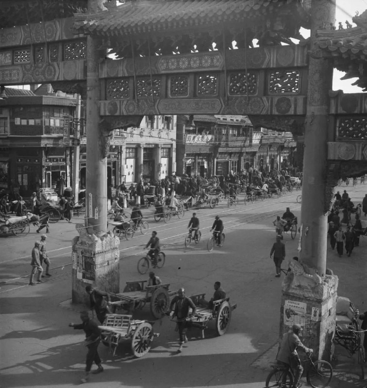 1947 年，著名的摄影师海达·莫理循在即将离开北京时，拍下了交通繁忙的前门大街