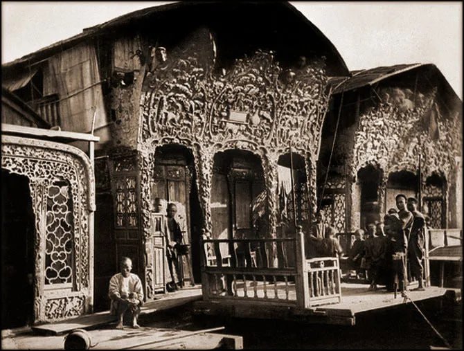 1871年广州花尾渡，船上的雕饰极其华美