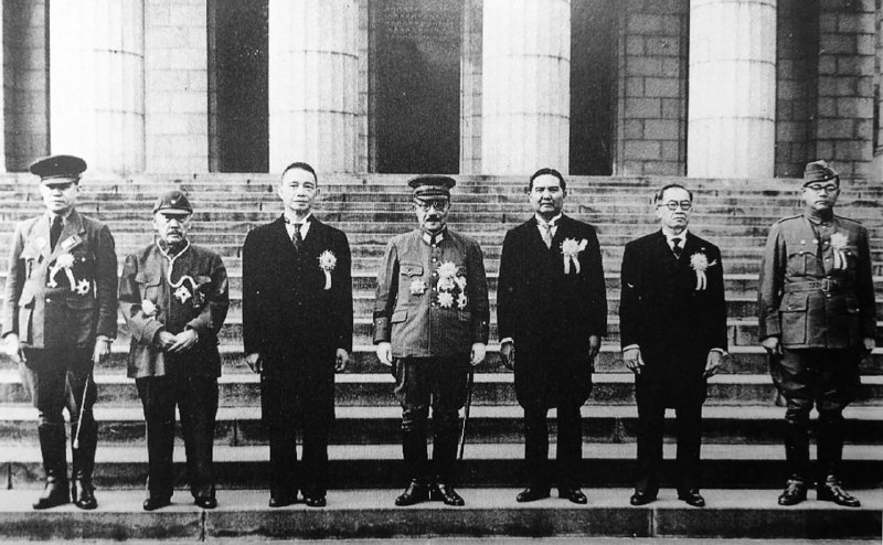 #轴心国1943年11月5日，日本内阁总理大臣东条英机与大东亚共荣圈诸傀儡政权领袖，以及站在东条右边的泰国代表旺·威泰耶康·瓦拉旺亲王