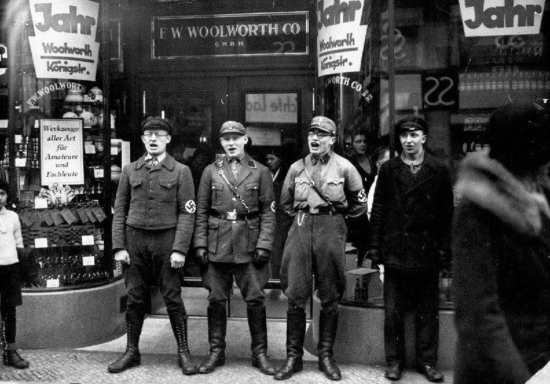 1933年3月，纳粹党成员在柏林一家伍尔沃斯百货公司分店前高唱歌曲，以示抗议犹太人在德国的存在