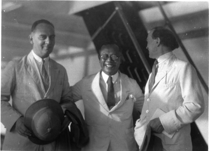 1928年，Jan van L. 先生、 伍连德博士和 De Langen 教授（巴达维亚 Tandjong Priok）合影