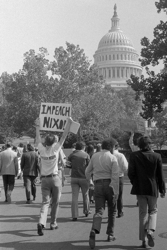 1973年10月，有人在首都街头游行，要求弹劾尼克松