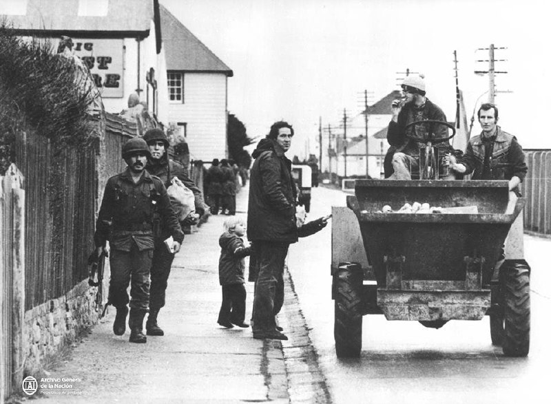 1982年，阿根廷士兵和福克兰人