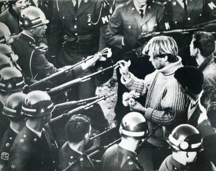 标志性的和平抗议照片，1967年10月21日，伯尼·波士顿在五角大楼游行时拍摄的《花的力量》照片