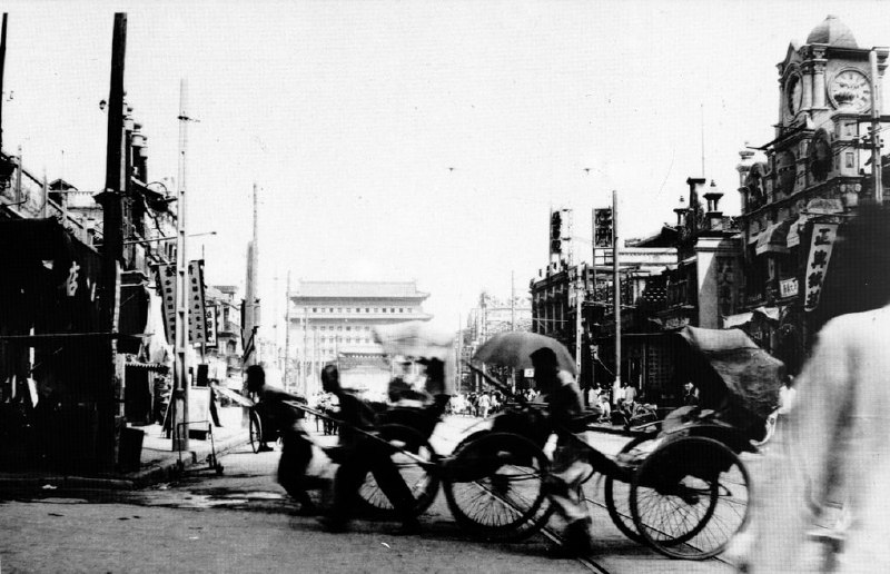 1928年，人力车穿过北京前门大街