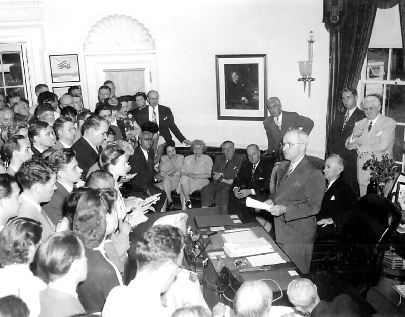 1945年8月14日，美国总统杜鲁门在白宫发表日本接受波茨坦公告