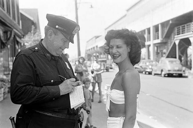 1946 年，一名妇女在纽约洛克威海滩因“不雅暴露”而被开罚单