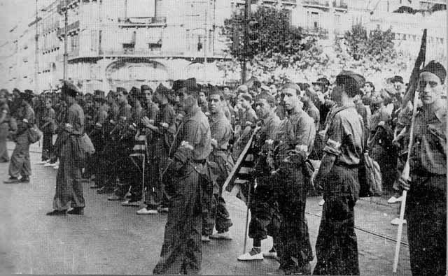 图为：西班牙城市特鲁埃尔的共和党志愿者，1936 年