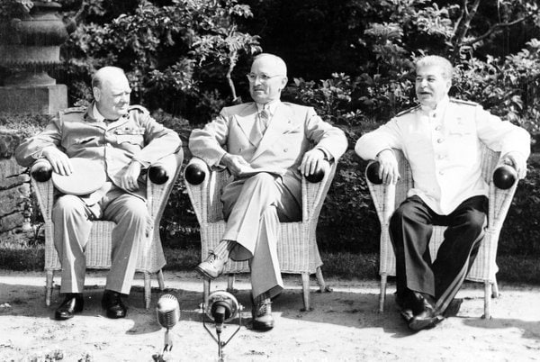 1945年7月，杜鲁门、斯大林和丘吉尔齐聚柏林附近的德国波茨坦，规划战后世界