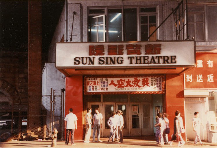 1988年6月，纽约唐人街的新声戏院外观