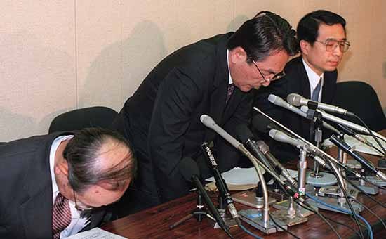 照片阅读顺序为1234561995年8月30日，兵庫银行和木津信用组合因房地产贷款泡沫化而导致业务恶化，旧大藏省和日本银行宣布对它们进行破产处理