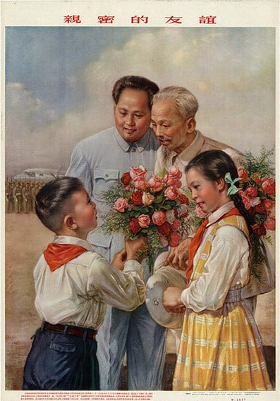 #海报 #越共 1956年：亲密的友谊出版上海画片出版社内容1955年6月26日，当北越党领导人胡志明抵达北京时，毛会见了胡志明