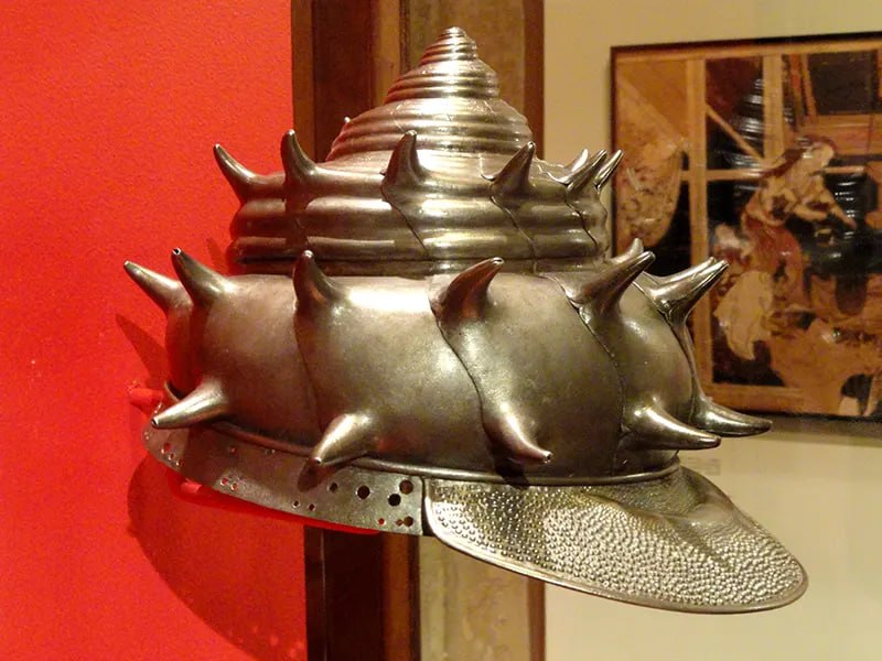 以海螺壳 (awabi uchidashi kabuto) 形式浮雕的头盔，日本，1618 年