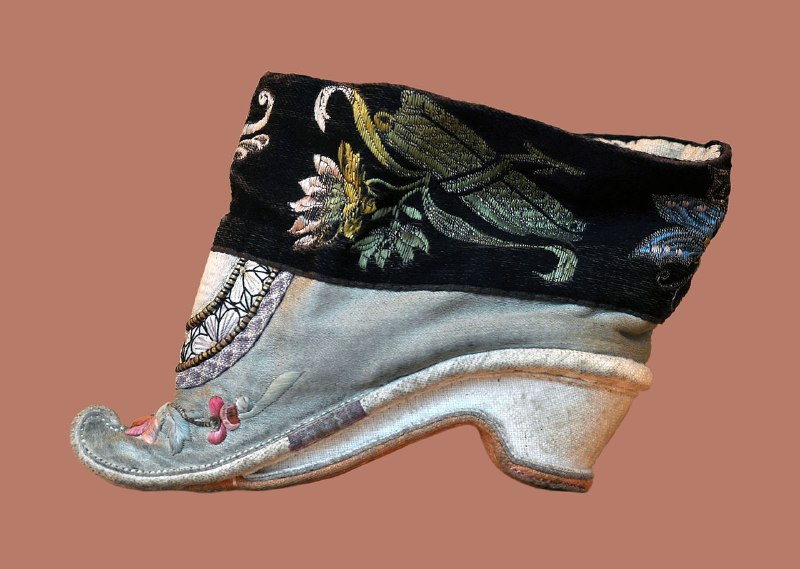 中国18世纪的弓鞋，来自法国Saverne博物馆18th-century Chinese shoe for bound foot in the Louise Weiss section