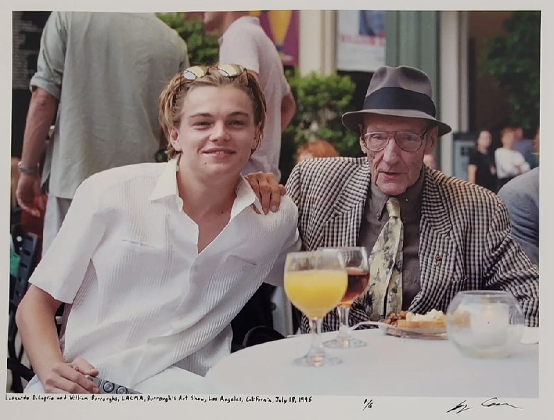 #名人 美国演员莱昂纳多·迪卡普里奥 Leonardo DiCaprio与“垮掉的一派”领袖诗人艾伦·金斯伯格(Allen Ginsberg)和威廉·巴勒斯(William Burroughs)的合影，1996年