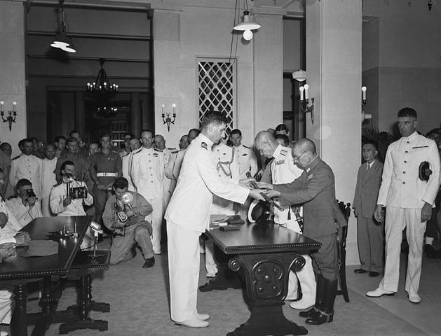 1945年，日本陆军冈田梅吉少将把自己的佩刀呈交到英国海军军官手上，象征在香港的全体日军解除武装并向英军投降