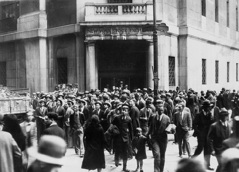 1929 年股市崩盘后，人群聚集在纽约证券交易所外