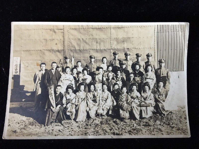 1940 年代，日本军队士兵与和服女人合影