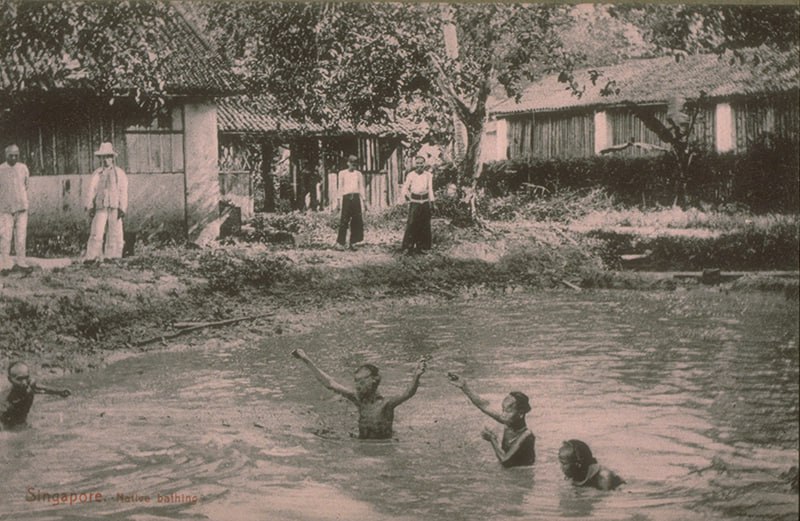 一张 20 世纪初的明信片，标题为“新加坡：当地人沐浴”，约 1905 年
