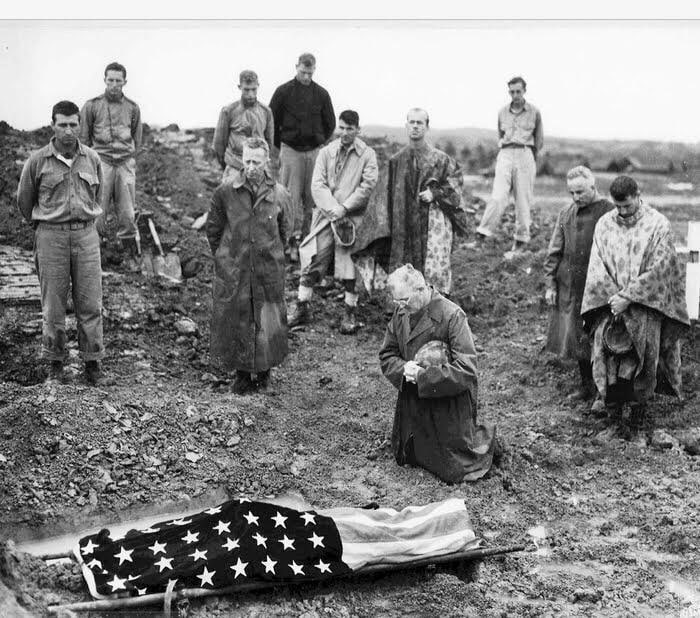 1944年，冲绳岛战役期间，美国海军陆战队上校弗朗西斯·芬顿在战场上主持自己儿子一等兵迈克尔·芬顿的葬礼