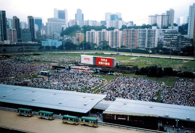 1989年5月27日，民主歌声献中华 (英语：Concert For Democracy In China）是香港市民为支持北京八九民运而举办的筹款活动，在跑马地马场举行，无线电视翡翠台、亚洲电视本港台、香港电台第一台、香港商业电台商业一台联合现场直播