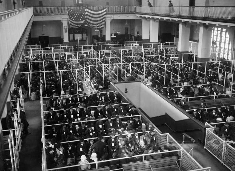 1907年，在埃利斯岛登记室，到处都是移民