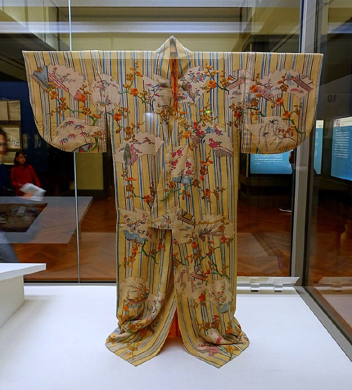 扇子和雪花形状内有友禅染色的小袖，1700年代