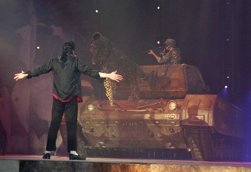 p1-2是1996-1997年间迈克尔杰克逊历史巡演earth song的表演舞台，p3是他童年时期的涂鸦，上面写着stop the war