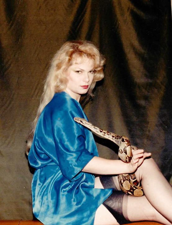 1980年，在她22岁时，当了撒旦教的女祭司，并定期出现在基督教辩论电视节目中；上电视、电台、杂志，到处反驳攻击者；人漂亮带点邪气，词锋凌厉，还爱对假道德卫道之士言语性挑逗，吃对方豆腐尽情羞辱，完全是风头人物、邪恶的代表