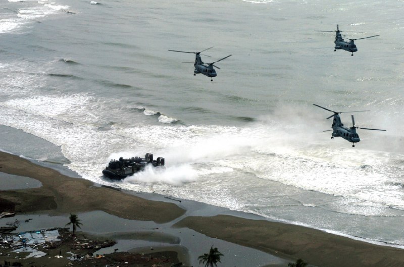 摄于2005年1月10日，执行人道救援任务中的美海军陆战队气垫船与直升机队 - 2004年底的印度洋大地震所引发的海啸，造成东南亚地区许多沿海国家严重的创伤，因应人道救援的需要美国军方发动联合协助行动，投入大批部队协助灾区的救援与重建