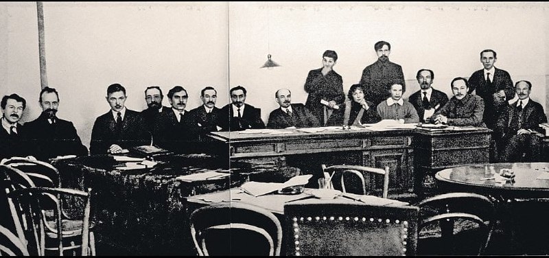 弗拉基米尔·列宁和约瑟夫·斯大林与人民委员会 (1917年)