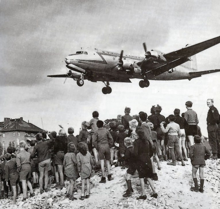 1948 年，西柏林人观看道格拉斯 C-54 Skymaster降落在Tempelhof机场