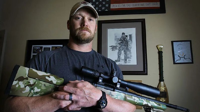 2012年4月6日，克里斯·凯尔（Christopher Scott Kyle）持着一支308狙击步枪