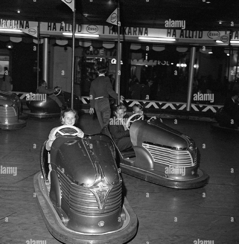 瑞典1958年5月31日，50年代的游乐园，一个小女孩在游乐园里开着碰碰车